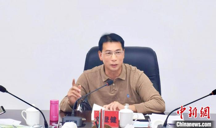 寧德市政協(xié)副主席、市工商聯(lián)主席劉登健講話。　張小軍 攝