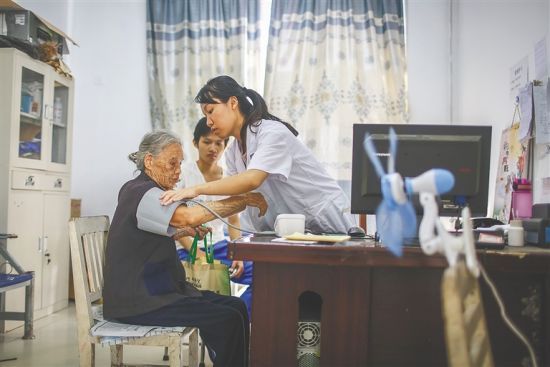 白沙南開鄉(xiāng)衛(wèi)生院全科醫(yī)生在給病人看病。海南日?qǐng)?bào)記者 袁琛 攝(資料圖)