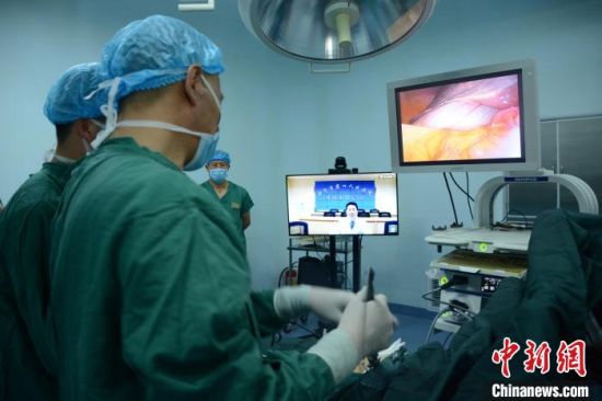 圖為專家開展遠程會診。(資料圖) 西寧市第一人民醫(yī)院 供圖