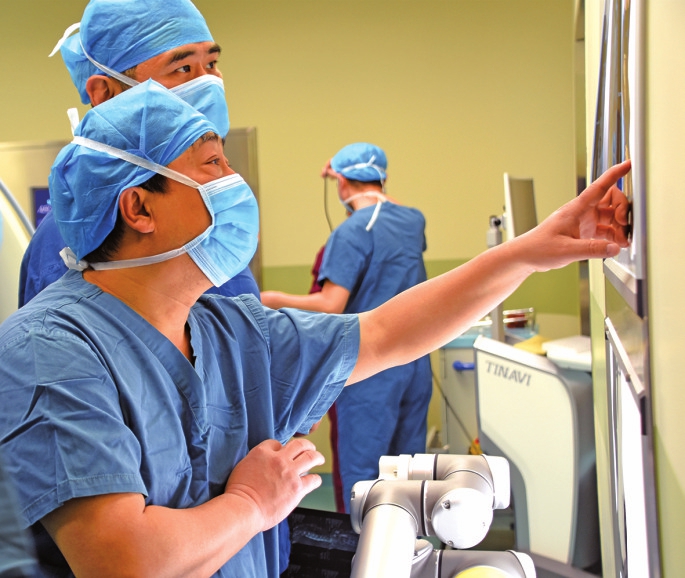 推動(dòng)醫(yī)療行業(yè)發(fā)生深刻變革——手術(shù)機(jī)器人 原來(lái)這么溜